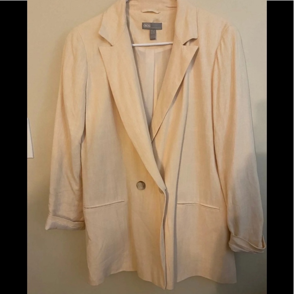 Women’s cream ASOS blazer, size 4